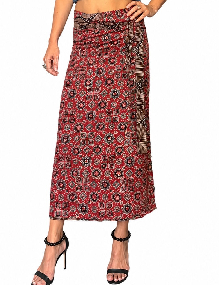 Shapeshifter one skirt, endless possibilities - Black & Red