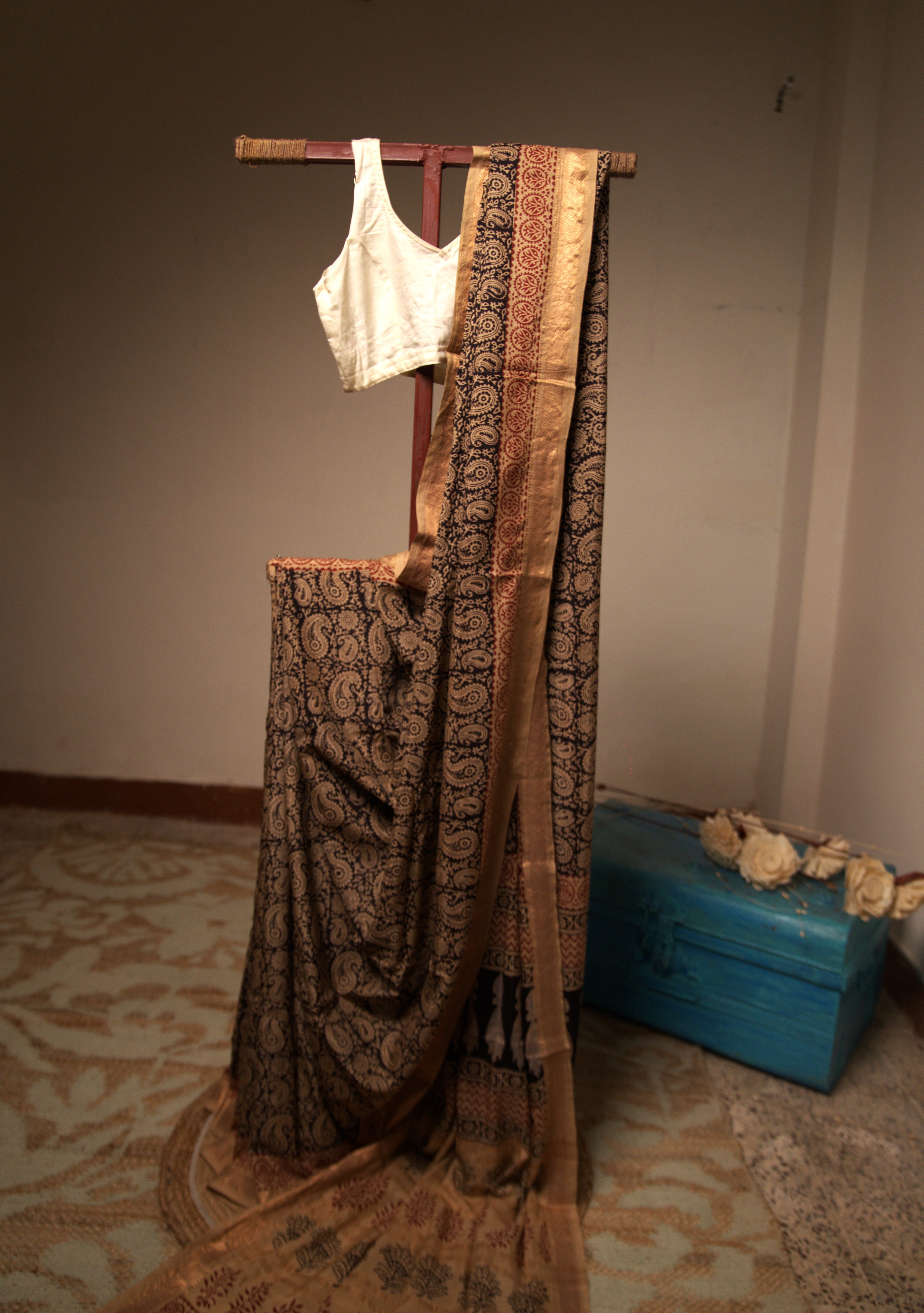 Sutrā Banana Silk Sari in beige & black