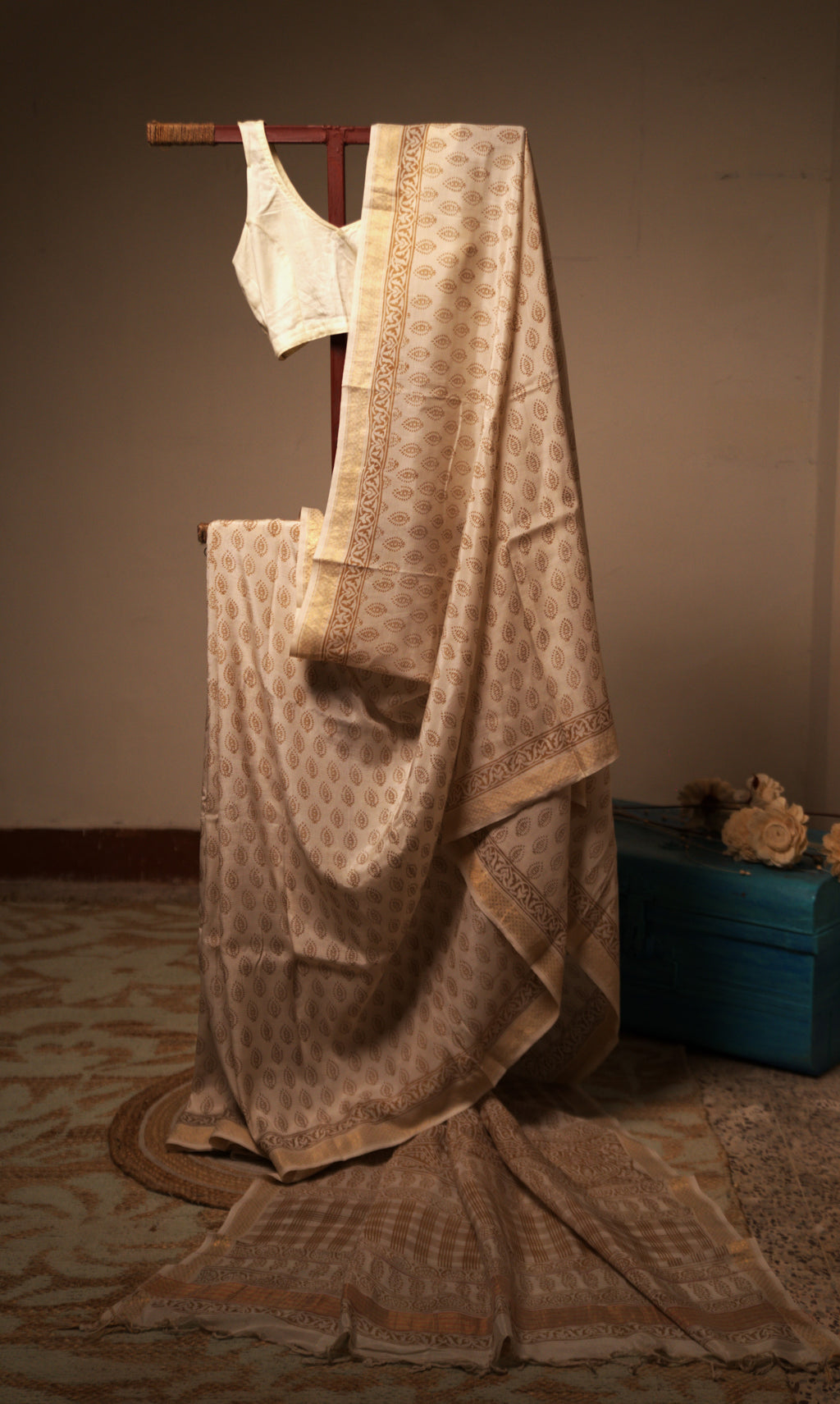 Sutrā  Sari in White & Gold