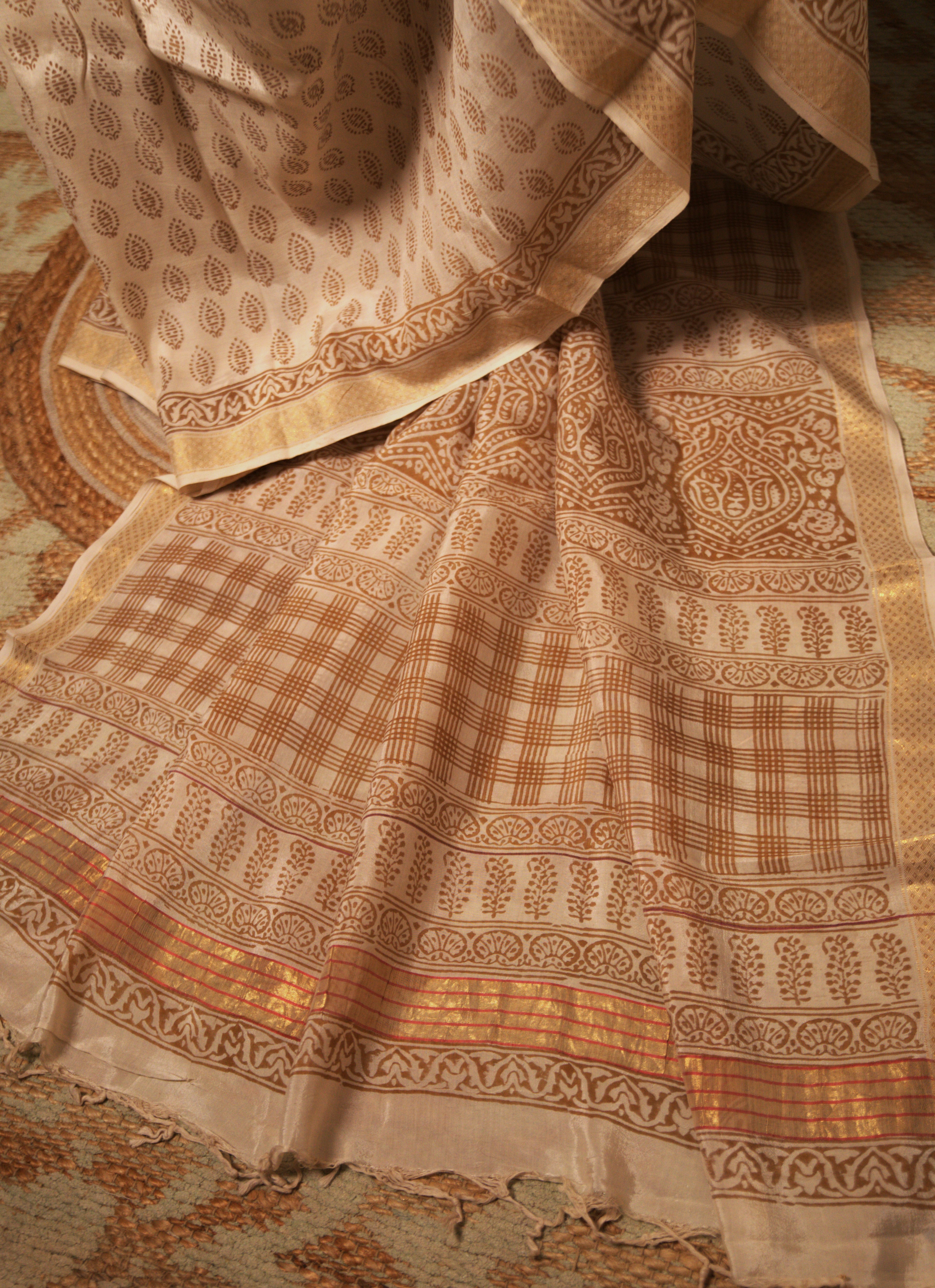 Sutrā  Sari in White & Gold
