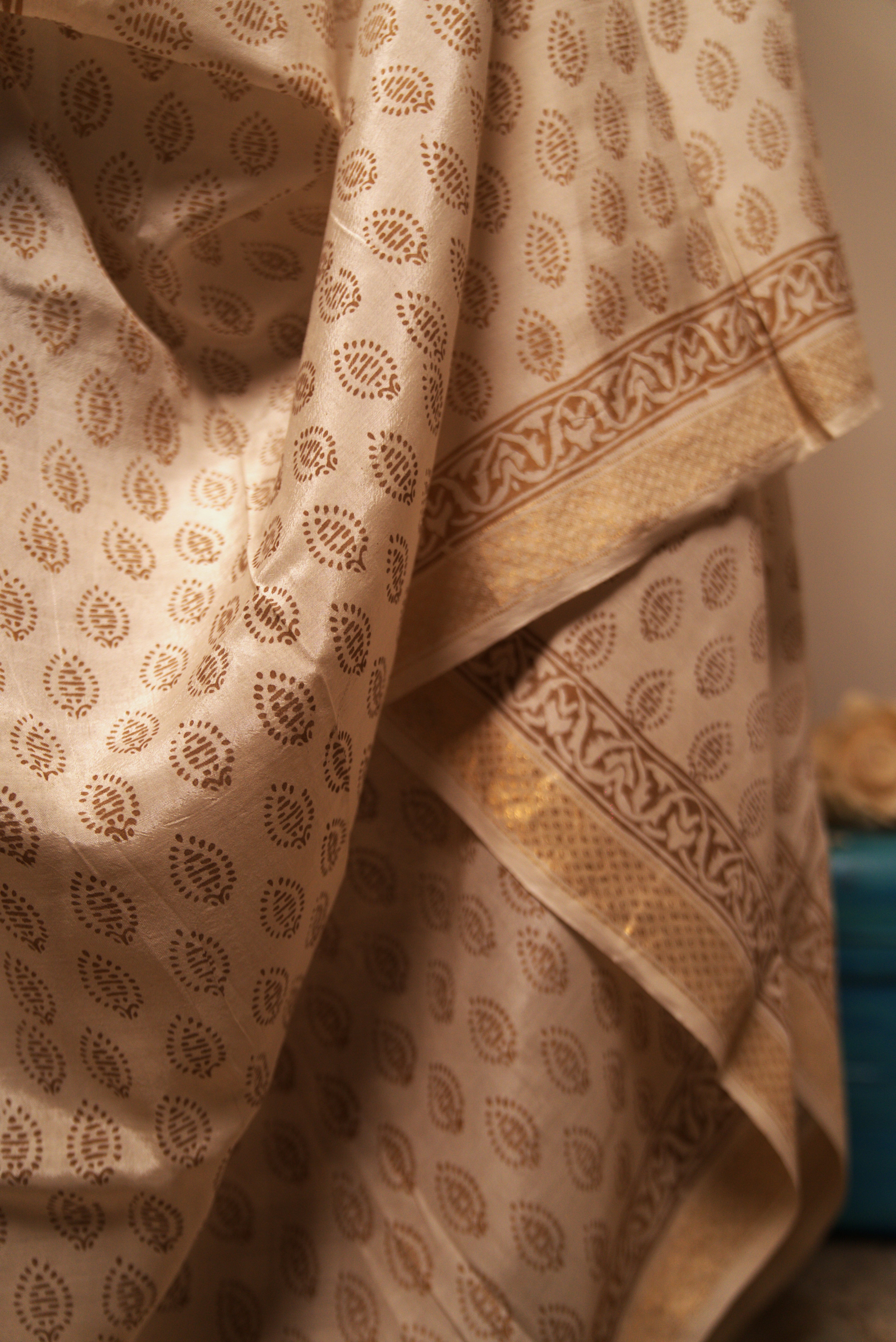 Sutrā  Sari in White & Gold