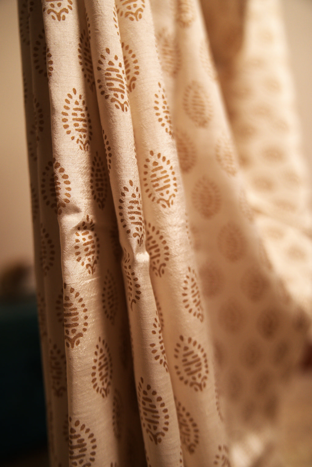 Sutrā  Sari in White & Gold